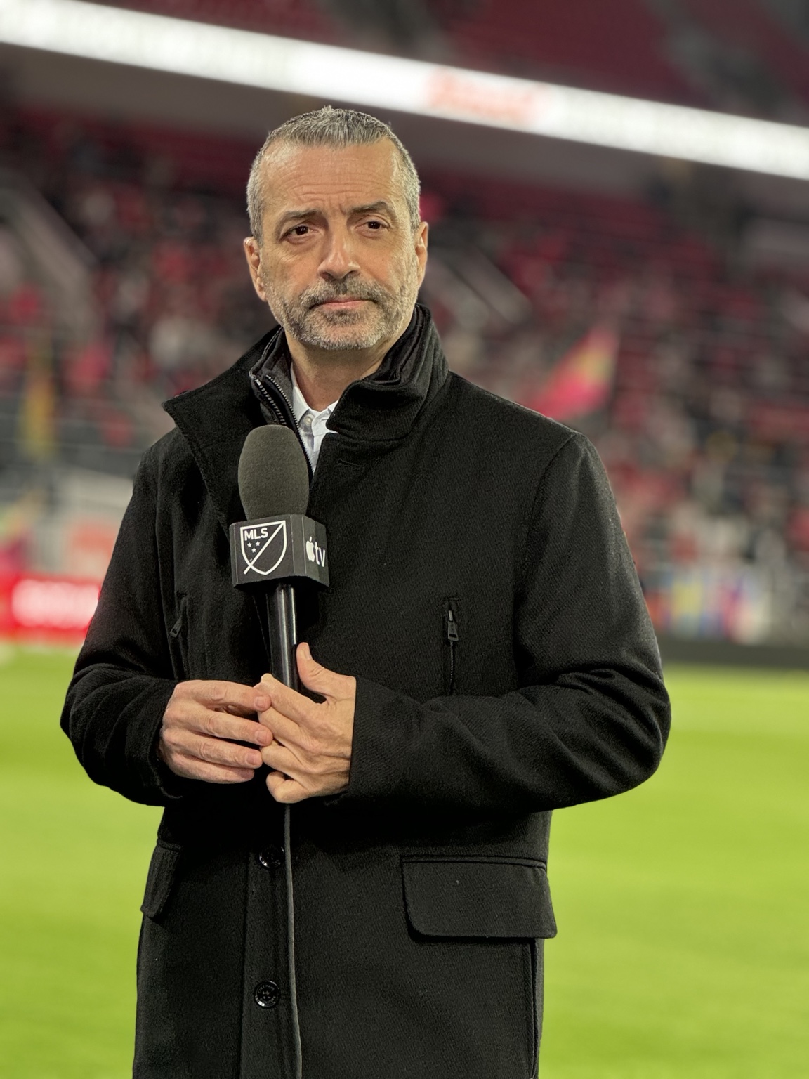Daniel Chapela con micrófono de MLS y Apple TV en el campo de juego