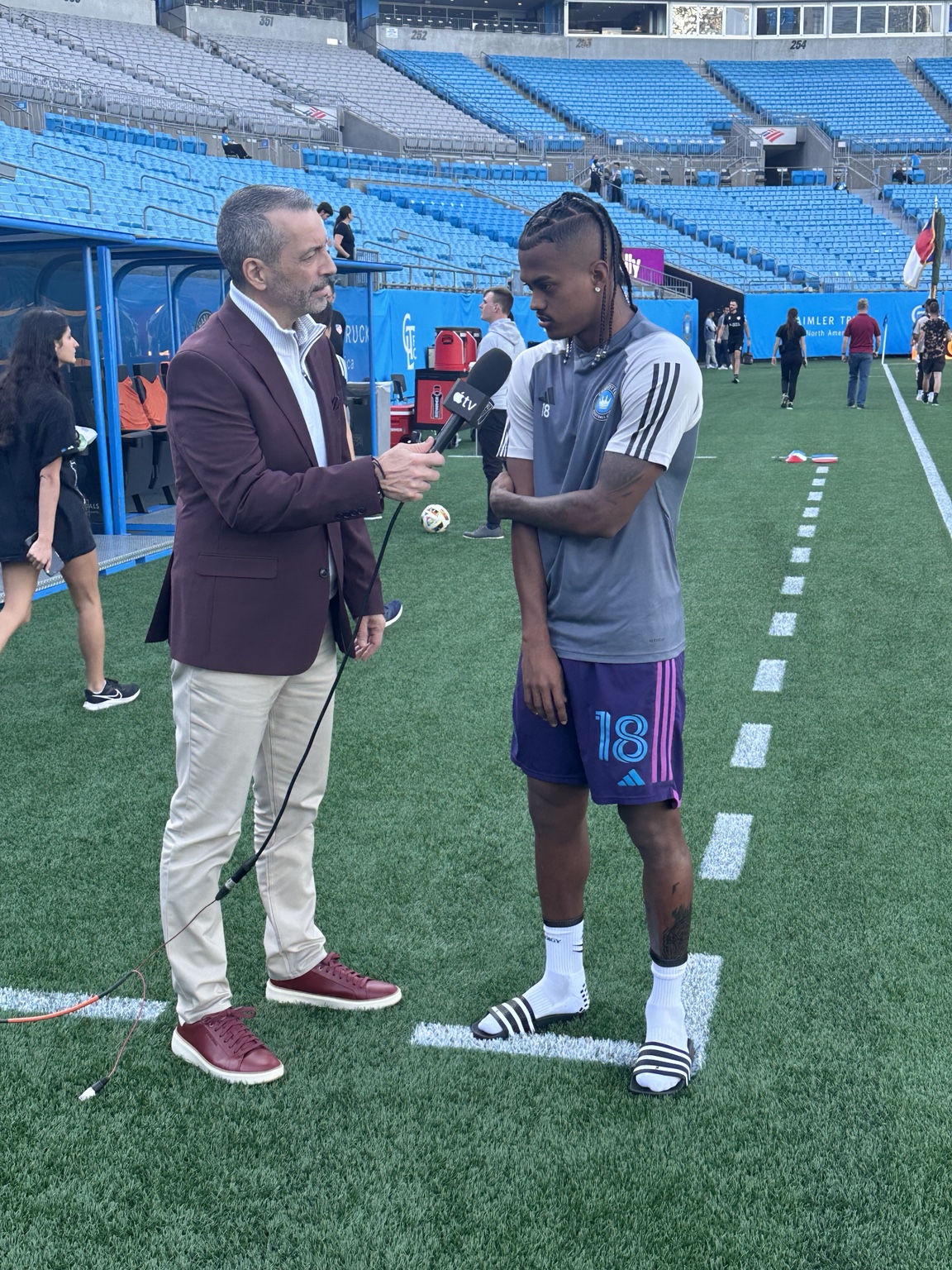 Daniel Chapela entrevista a un futbolista de Charlotte FC en el estadio